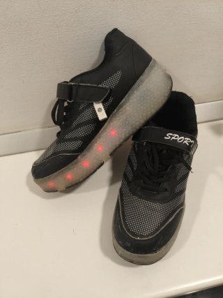 Zapatillas con luces y ruedas