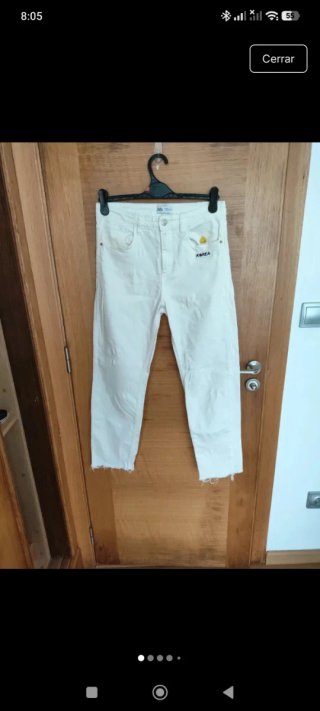 Pantalón blanco customizado con parche Korea