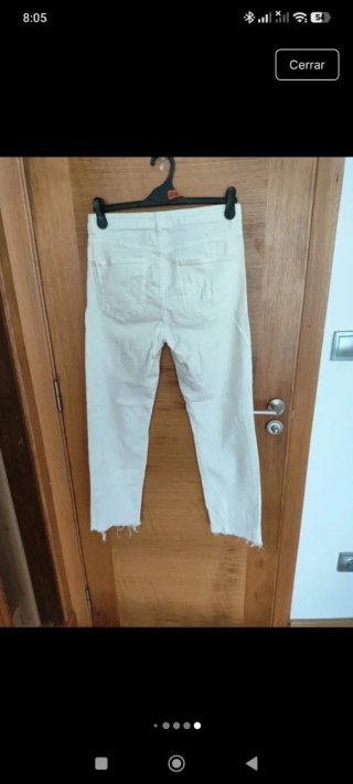 Pantalón blanco customizado con parche Korea