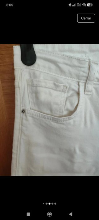 Pantalón blanco customizado con parche Korea