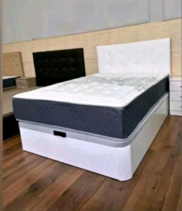 Divano in legno e tessuto
