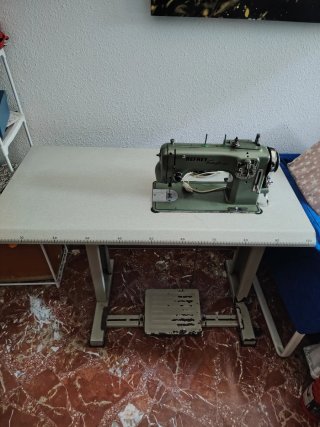 Máquina de coser Refrey con mueble madera