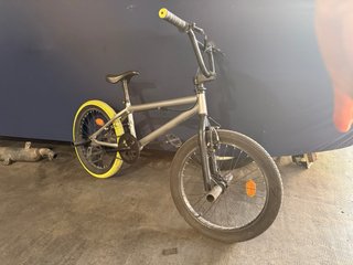 Bicicleta BMX B'TWIN Wipe 520