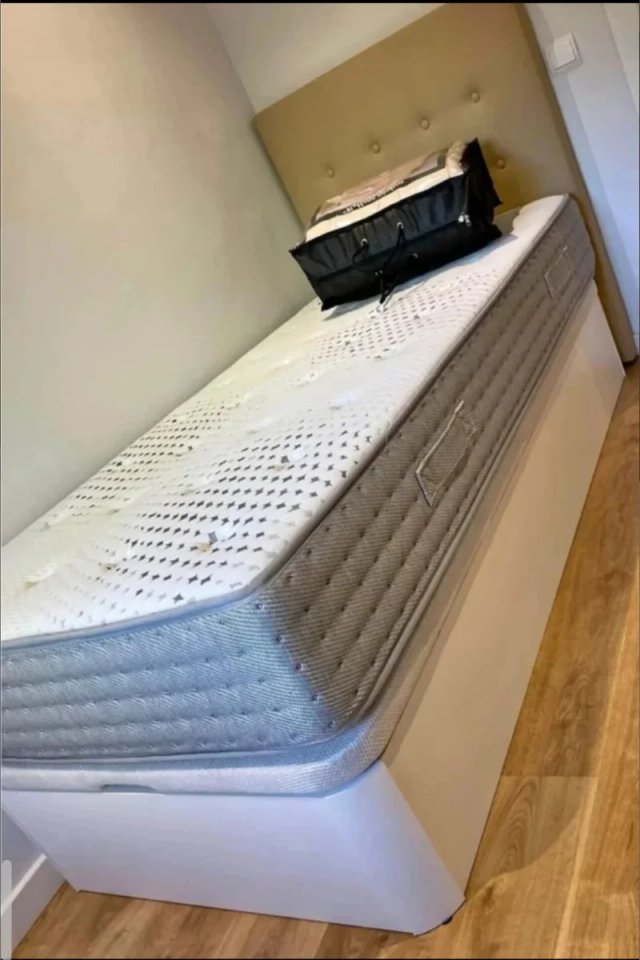 Divano in tessuto e legno