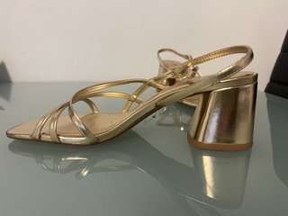 Sandalias Stradivarius doradas talla 39.