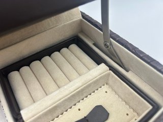 Joyero texturizado café oscuro con cierre