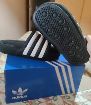 Adidas Adilette 24 Chanclas Negras y Blancas