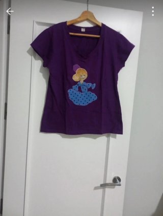 Camiseta morada con dibujo de niña