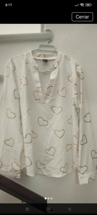 Camisa blanca con estampado de corazones dorados