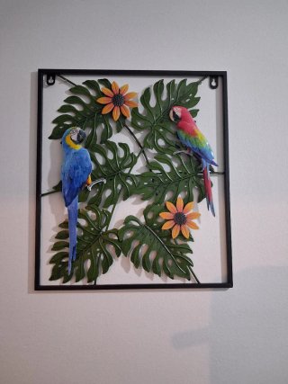 Quadro in metallo con pappagalli e fiori