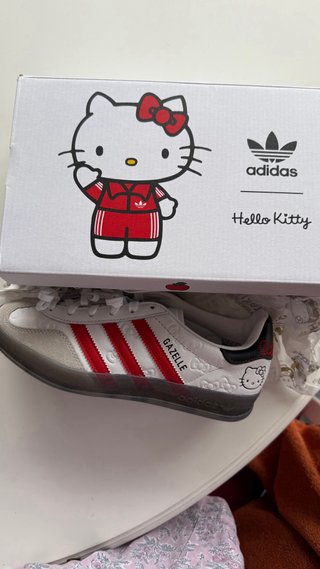 Zapatillas Adidas Gazelle Hello Kitty Rojas