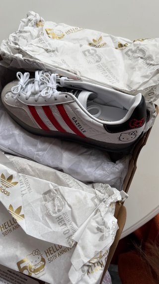 Zapatillas Adidas Gazelle Hello Kitty Rojas