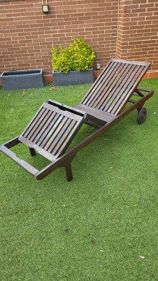 Tumbonas de madera teka con cojines beige