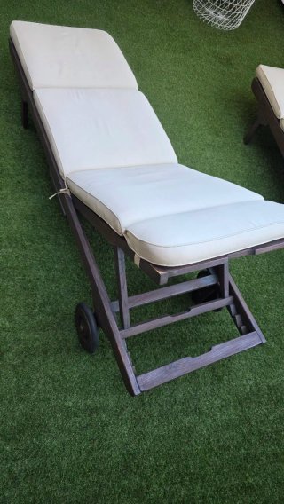 Tumbonas de madera teka con cojines beige