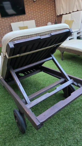 Tumbonas de madera teka con cojines beige