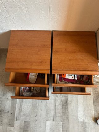 2 mesitas de noche de madera