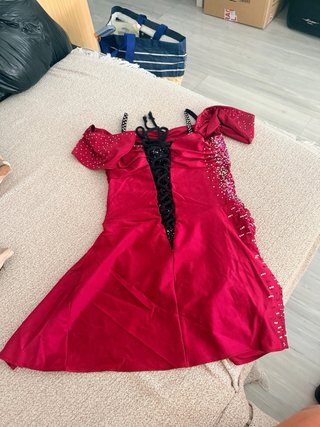Vestido de competición rojo con pedrería