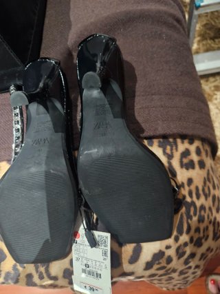 Sandalias Zara Negras con tacon y Cadena Nuevas