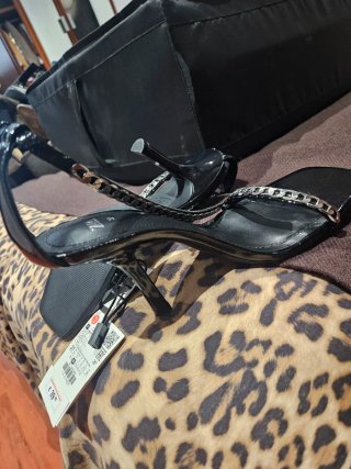 Sandalias Zara Negras con tacon y Cadena Nuevas