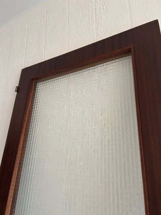 Puerta de madera con cristal
