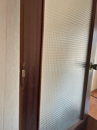 Puerta de madera con cristal