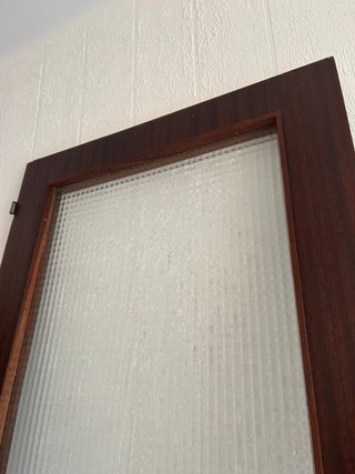 Puerta de madera con cristal