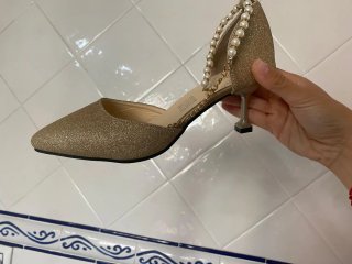 Zapato tacón salón dorado con perlas