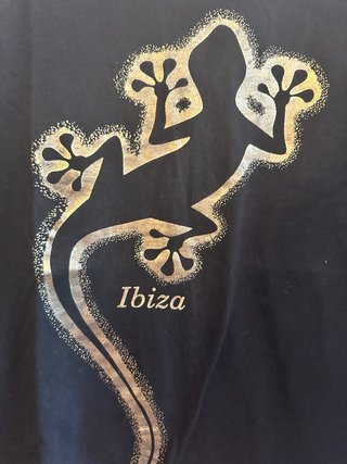 Camiseta negra Ibiza con estampado de lagarto dora
