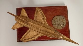 MODELO DE UN AVION DE COMBATE SUPERSONICO BRONCE