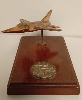 MODELO DE UN AVION DE COMBATE SUPERSONICO BRONCE