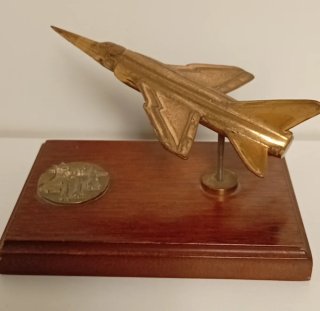 MODELO DE UN AVION DE COMBATE SUPERSONICO BRONCE
