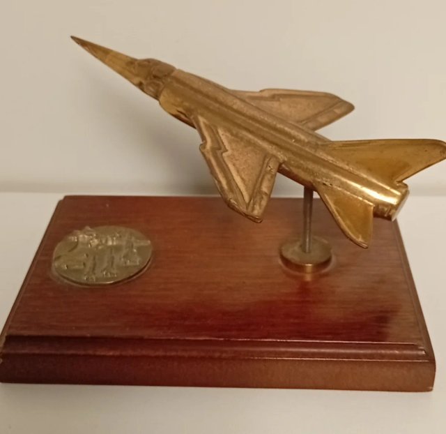 MODELO DE UN AVION DE COMBATE SUPERSONICO BRONCE