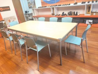 Mesa de reuniones con 8 sillas