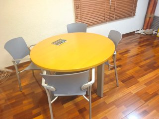 Mesa de reuniones con 8 sillas