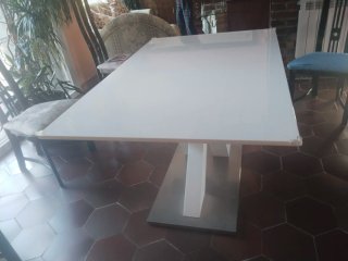 Mesa de comedor moderna blanca y plateada