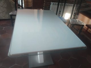 Mesa de comedor moderna blanca y plateada