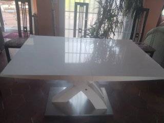 Mesa de comedor moderna blanca y plateada
