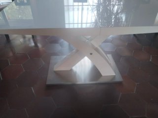 Mesa de comedor moderna blanca y plateada