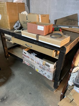 Bancos de trabajo de madera con ruedas