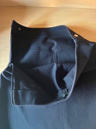 Falda negra con botones dorados