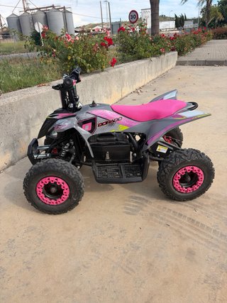 Miniquad electrico infantil gris y rosa