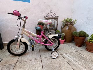 Bicicleta infantil rosa y blanca