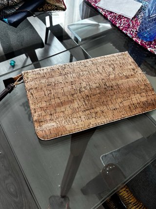 Bolso de mano de corcho y piel