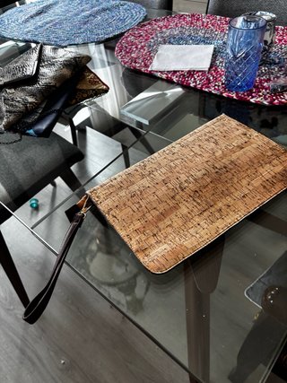 Bolso de mano de corcho y piel