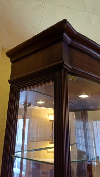 Vitrina Clásica Madera y Cristal con Iluminación