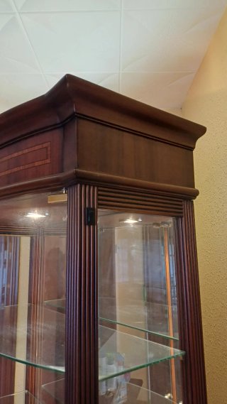 Vitrina Clásica Madera y Cristal con Iluminación
