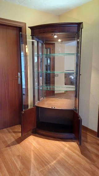 Vitrina Clásica Madera y Cristal con Iluminación