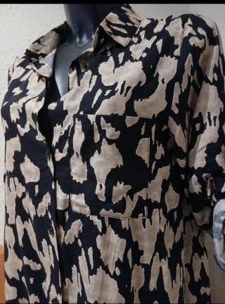 Vestido camisero estampado beige y negro