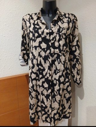 Vestido camisero estampado beige y negro