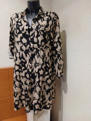 Vestido camisero estampado beige y negro